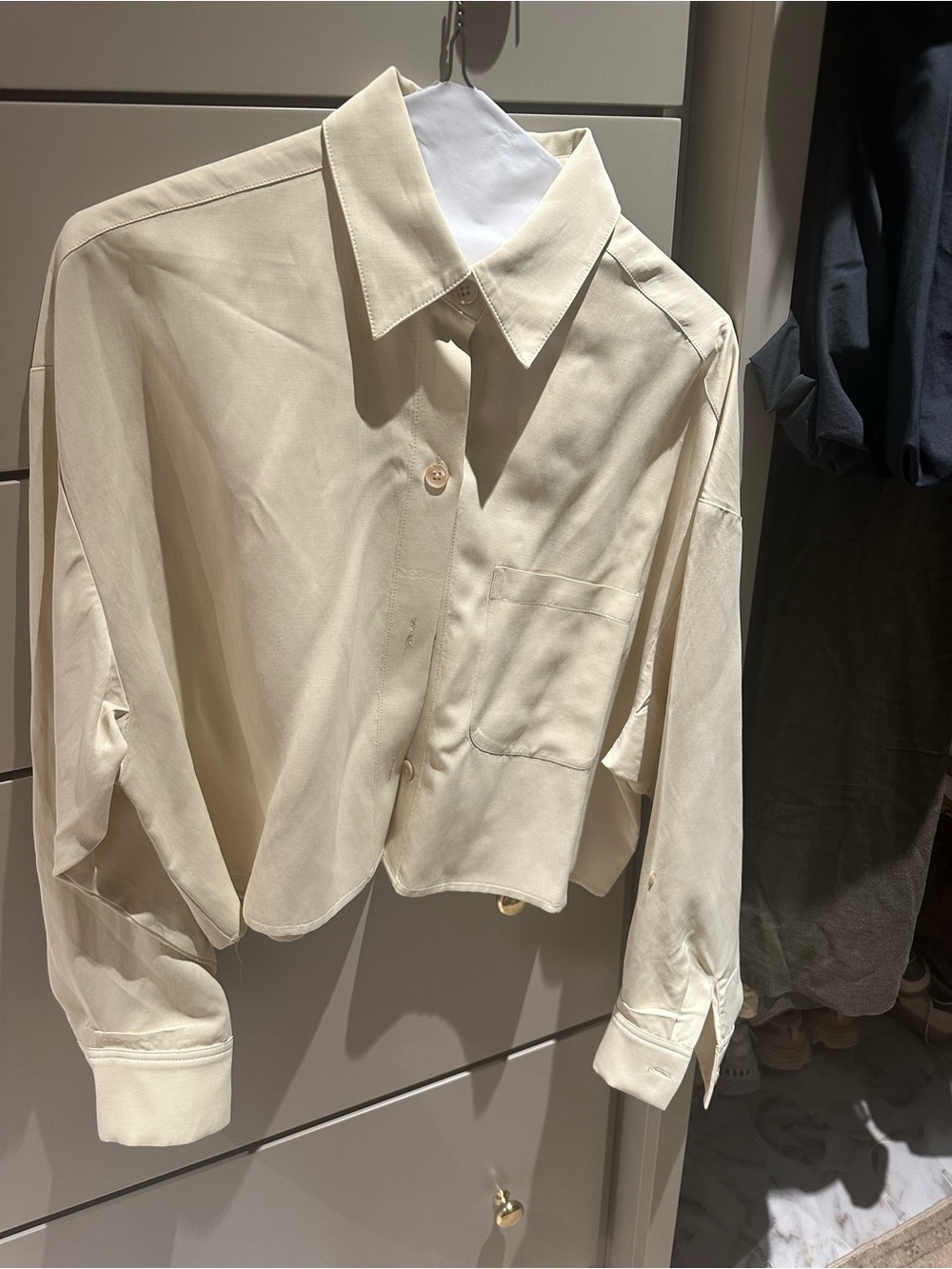 Cropped Cream Button-Front Shirt with Classic Collar